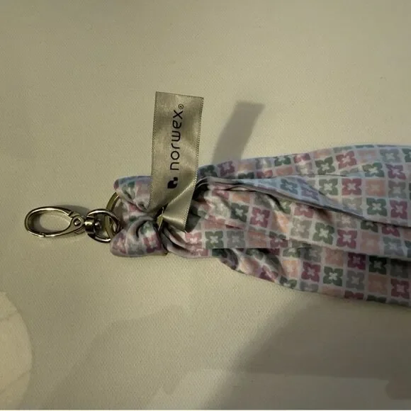 Norwex Optic Scarf Signature Floral Frost NWT - Picture 9 of 11